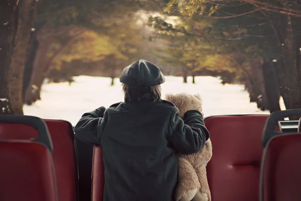 Petit garçon adorable, montant dans un bus, de jour — Photo