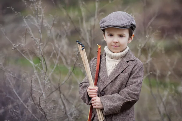 Adorable niño preescolar, disparar con arco y flecha en Targe — Foto de Stock
