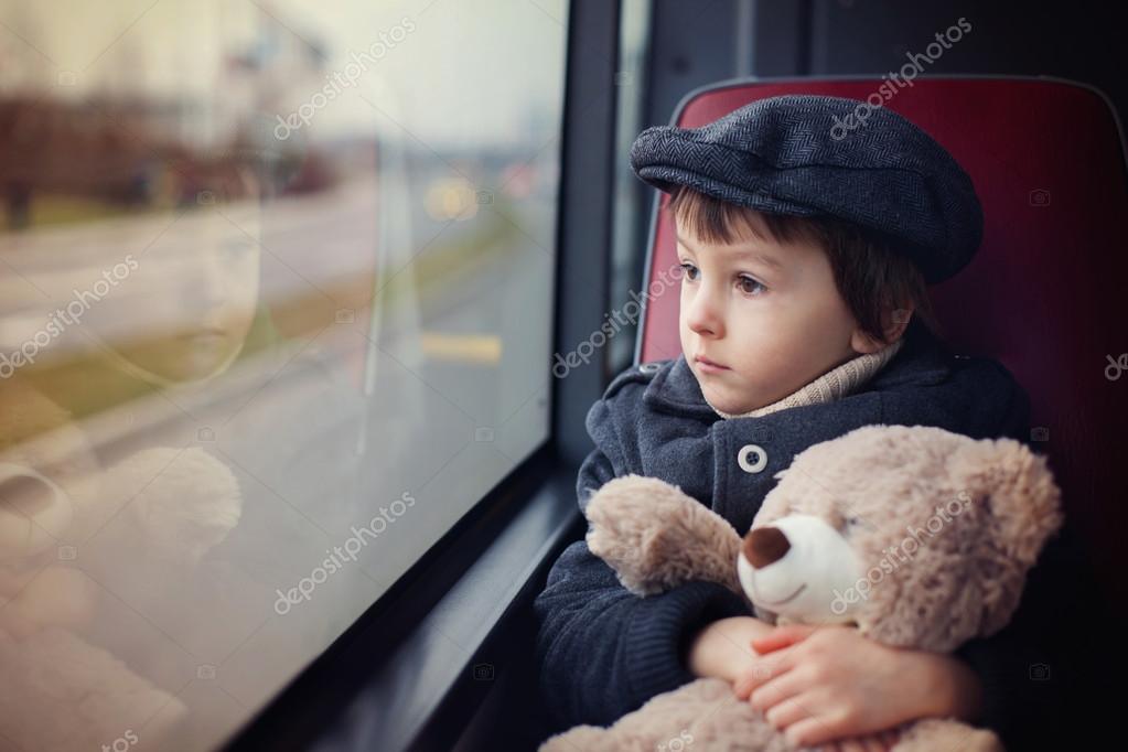 мальчик сидит. картина для детей едем на автобусе. девочка в автобусе. мальчик ехал на автобусе. детям о транспорте.