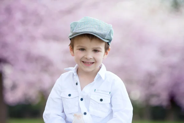 Chiudere ritratto di adorabile bambino caucasico in un albero di ciliegio — Foto Stock