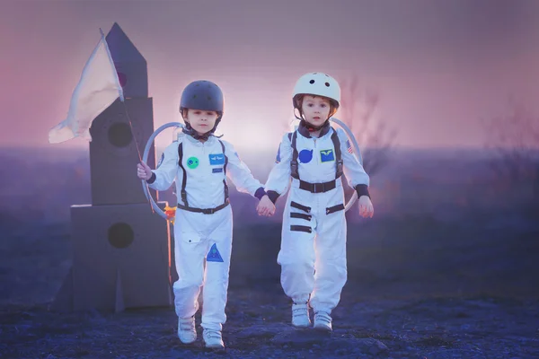 Twee schattige kinderen, spelen in het park op zonsondergang, gekleed als een — Stockfoto