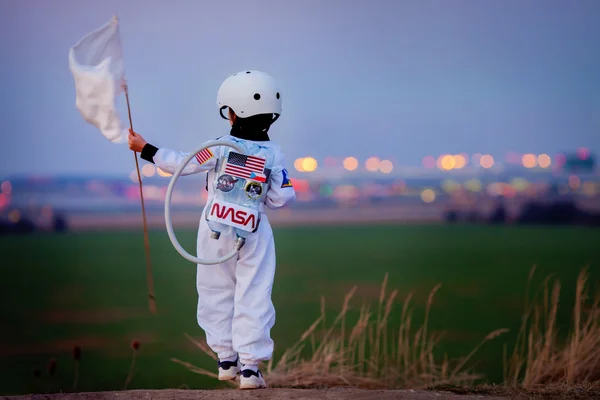 Adorable niño, vestido de astronauta, jugando en el parque w — Foto de Stock