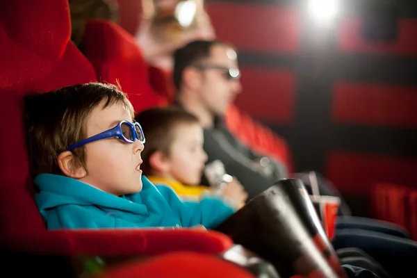 Pai e duas crianças, meninos, assistindo filme de desenhos animados no cinema em 3D — Fotografia de Stock