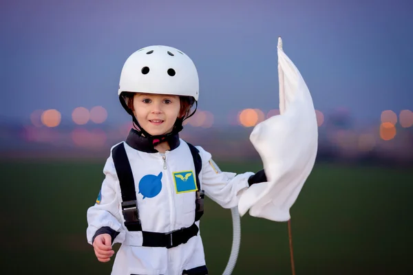 Mały chłopiec, ubrany jak astronauta, grając w parku w — Zdjęcie stockowe