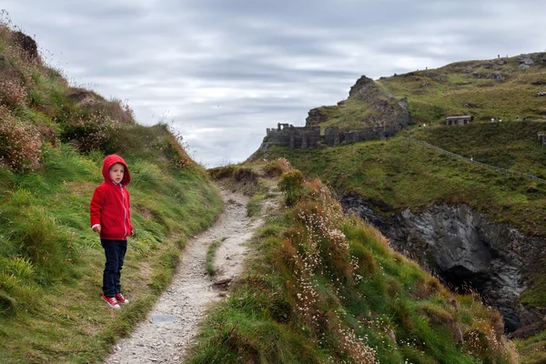 Kind steht auf einer Tintagel Bay North Cornwall Küste, England — Stockfoto