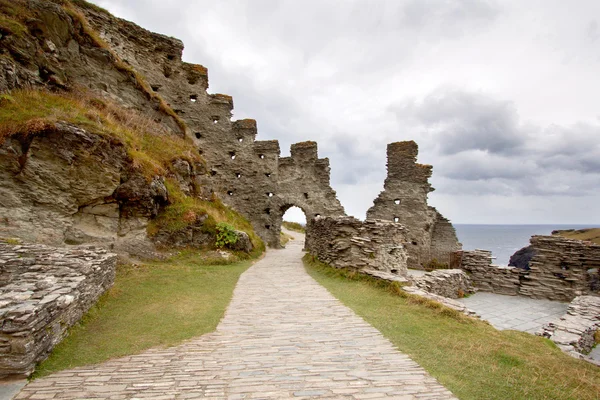 Tintagel kalesinin Kuzey Cornwall kıyılarında, İngiltere