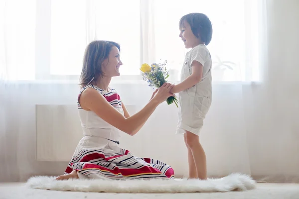 Mãe e seu filho, abraçando com ternura e cuidado — Fotografia de Stock