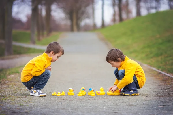 Duas crianças adoráveis, irmãos meninos, brincando no parque com borracha — Fotografia de Stock