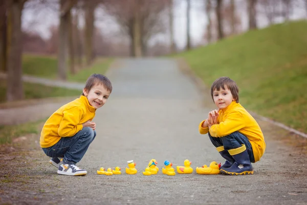 Due adorabili bambini, fratelli maschi, che giocano nel parco con la gomma — Foto Stock