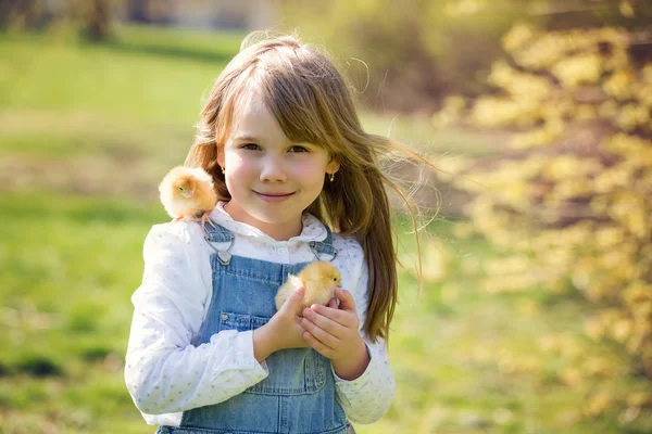 Young beautiful girl, playing with little newborn chick in the p — Stock Photo, Image