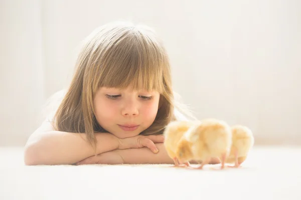 Young beautiful girl, playing with little newborn chick at home — Stock Photo, Image