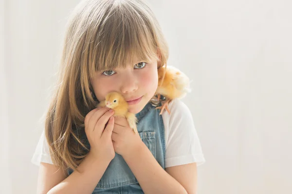 Menina bonita nova, jogando com pouco filhote recém-nascido em casa — Fotografia de Stock