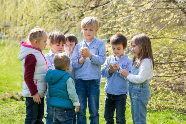 Grupy dzieci w wieku przedszkolnym, przyjaciół i rodzeństwo, grając w pa — Zdjęcie stockowe