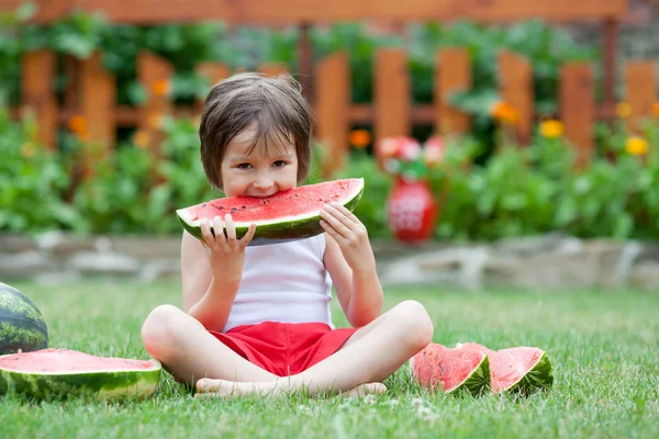 Evlat, karpuz yeme Bahçe, yaz aylarında — Stok fotoğraf