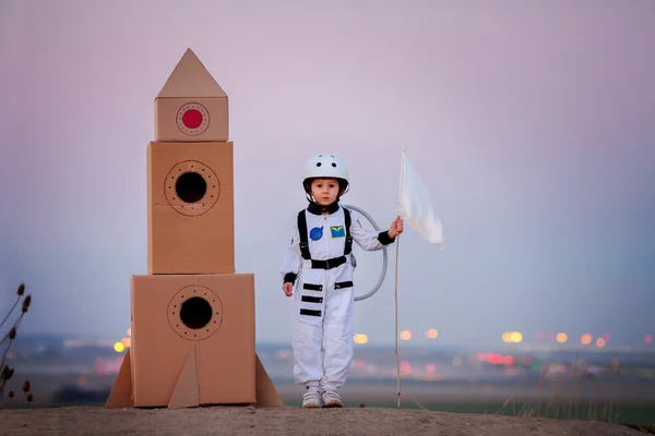 Entzückender kleiner Junge, als Astronaut verkleidet, spielt im Park — Stockfoto