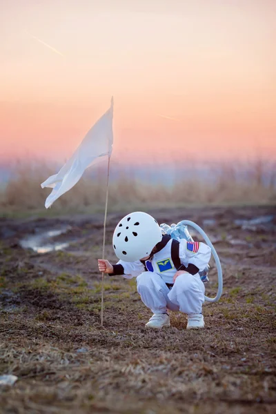 Entzückender kleiner Junge, als Astronaut verkleidet, spielt im Park — Stockfoto