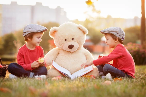 Due adorabili ragazzini con il suo amico orsacchiotto nel parco — Foto Stock