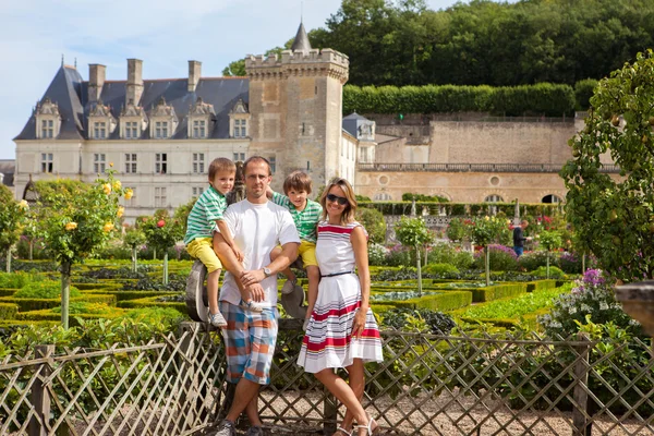 Beautiful family of four in front of Villandry castle, in the ga — Stock Photo, Image