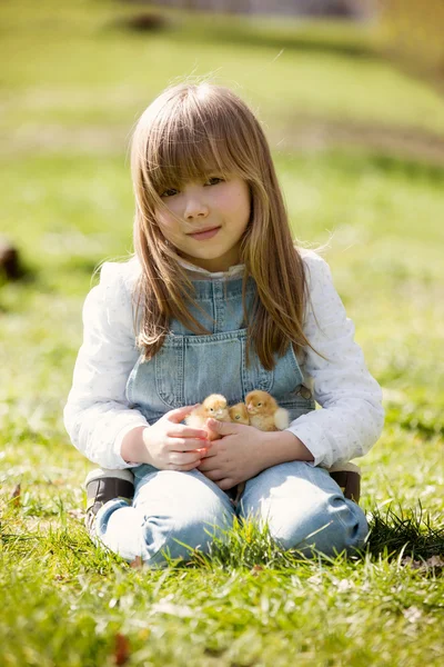 Young beautiful girl, playing with little newborn chick in the p — Stock Photo, Image