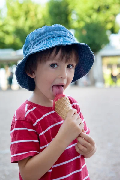 Aranyos kisfiú, nagy jégkrém evés a parkban, mosolyogva ca — Stock Fotó