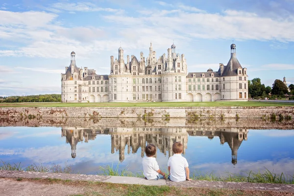 Familia feliz en los castillos de Chambord, disfrutando de las vacaciones de verano —  Fotos de Stock