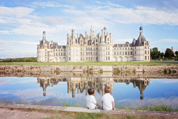 Счастливая семья на Chambord chateaux, наслаждаясь летним отпуском — стоковое фото