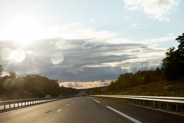 Paisagem de estrada, céu ao pôr do sol — Fotografia de Stock