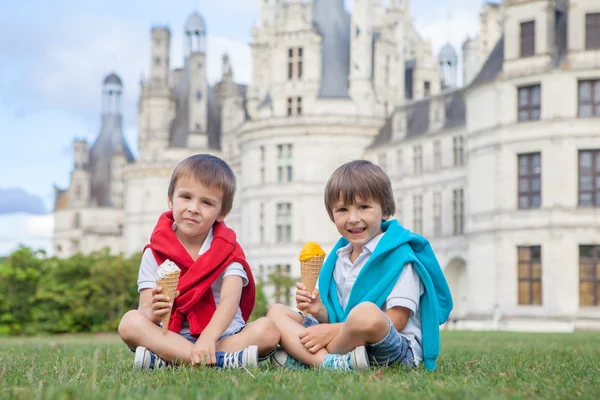 Két imádnivaló fiú alkalmi ruházat, eszik fagylaltot ül o — Stock Fotó