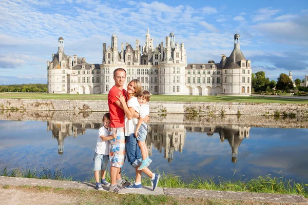 Happy family on Chambord chateaux, enjoying summer holiday — 图库照片