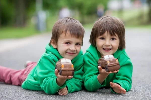 Vicces kis fiú, csokoládé, szabadtéri autós játék — Stock Fotó