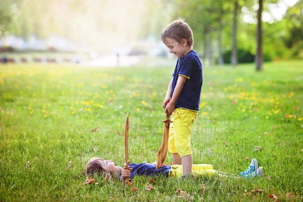 Twee kleine jongens, die zwaarden, schitteren met een boos gezicht op elk — Stockfoto