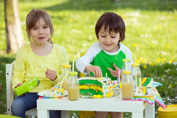 Happy sweet preschool children, celebrating fifth birthday of cu — Stock Photo, Image