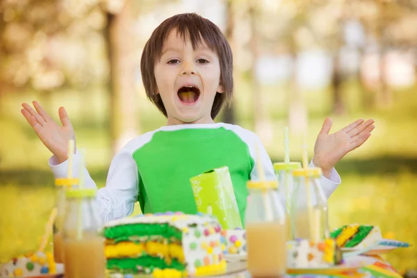 Felice dolce bambini in età prescolare, festeggiando il quinto compleanno di cu — Foto Stock
