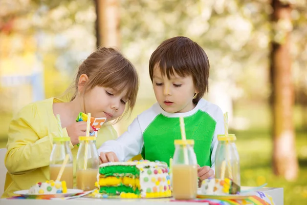 Felices niños preescolares dulces, celebrando el quinto cumpleaños de Cu —  Fotos de Stock