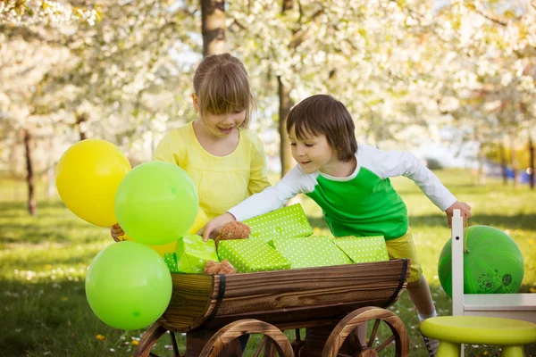 Felices niños preescolares dulces, celebrando el quinto cumpleaños de Cu —  Fotos de Stock