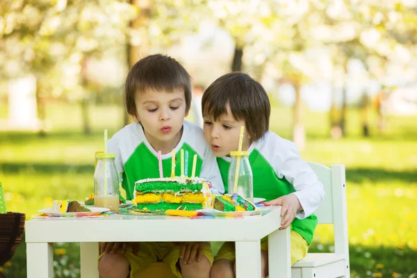 Felices niños preescolares dulces, celebrando el quinto cumpleaños de Cu —  Fotos de Stock