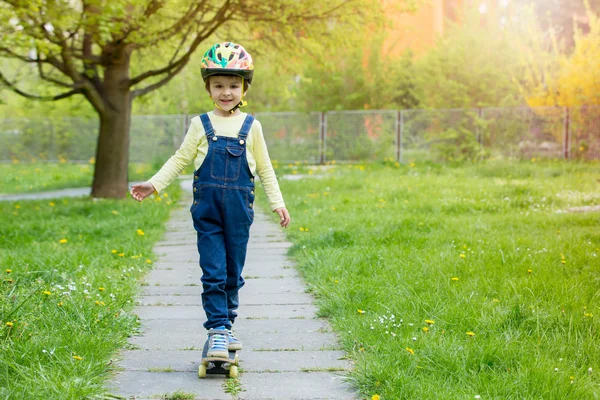 Schattig preschool kinderen skateboarden op straat — Stockfoto