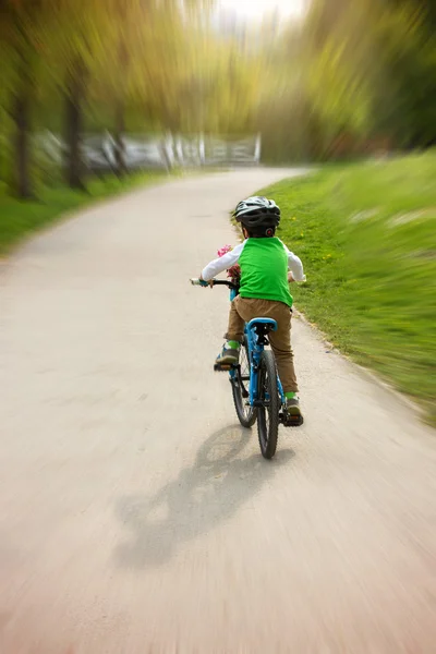 かわいい幼稚園児、公園で自転車に乗って — ストック写真