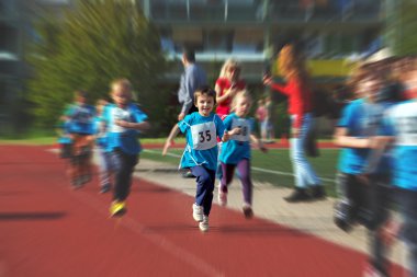 Bir maraton competi parça üzerinde çalışan küçük okul öncesi çocuklar