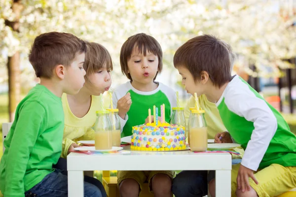 Crianças pré-escolares doces felizes, comemorando o quinto aniversário de cu — Fotografia de Stock