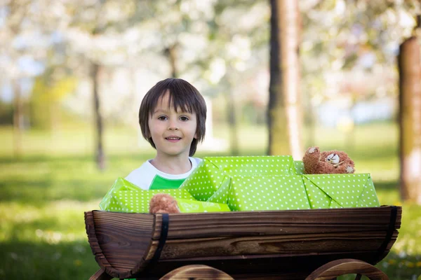 Gelukkig zoete kleuters, viert vijfde verjaardag van cu — Stockfoto