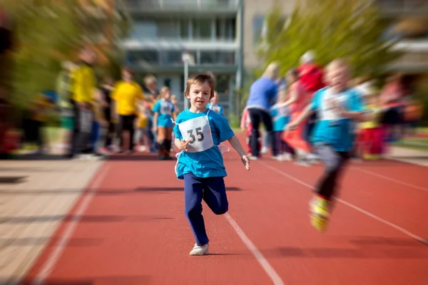 マラソン競争力でトラックで実行されている就学前幼児 — ストック写真