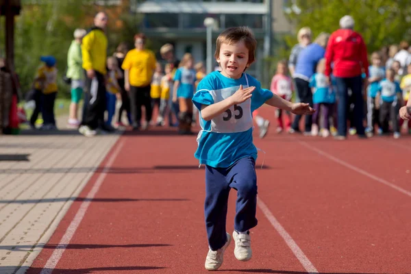 Młody dzieci w wieku przedszkolnym, działa na torze w konkurencji maraton — Zdjęcie stockowe