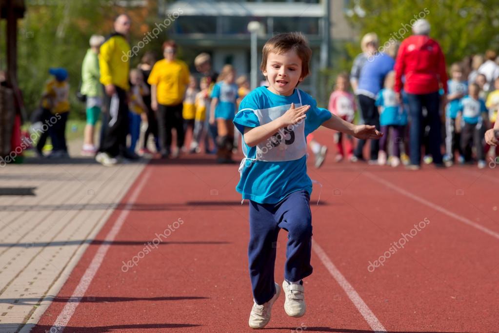 быстрота у детей дошкольного возраста. дети бегают. дети бегают на физкультуре. методы и упражнения для развития быстроты. педагогические условия.
