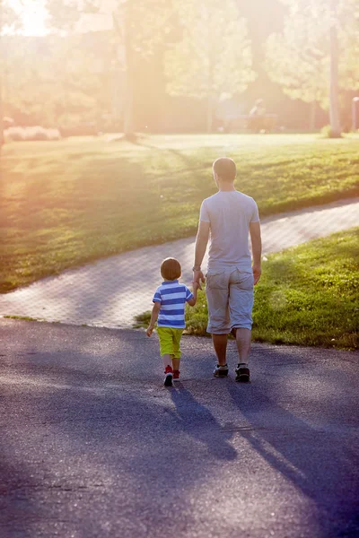 Vater und Sohn, Spaziergang im Park bei Sonnenuntergang, Vatertagskonzept — Stockfoto