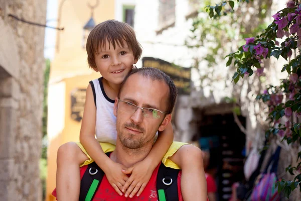 年轻的父亲，在他的脖子上，背着他蹒跚学步的男孩夏季, — 图库照片