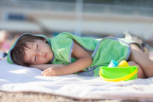 Kis baby boy, délután a tengerparton alszik — Stock Fotó