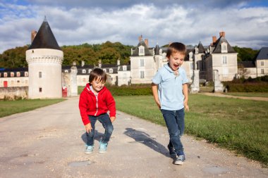 İki erkek, Fren yolda yağmurdan sonra sonsuza dek mutlu oynarken