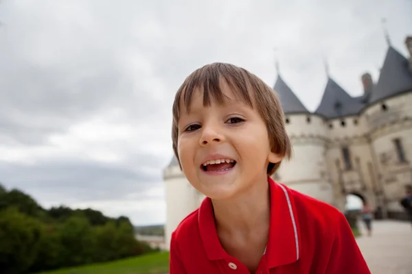 Portrét dítěte před zámek Chaumont — Stock fotografie
