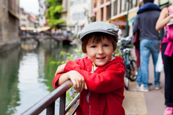 Doce retrato do menino pré-escolar na cidade de Annecy, França, s — Fotografia de Stock